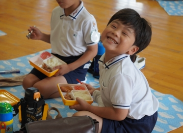 園内で遠足風ランチタイム